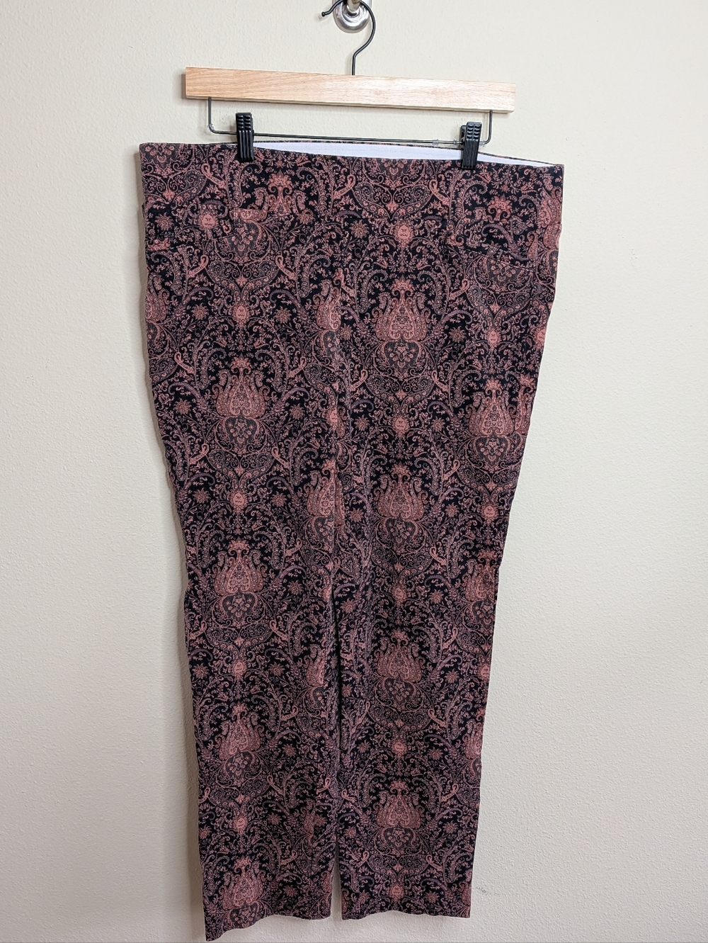 Soft Surroundings Large Damask Print Crop Pants Black Mauve Stretch